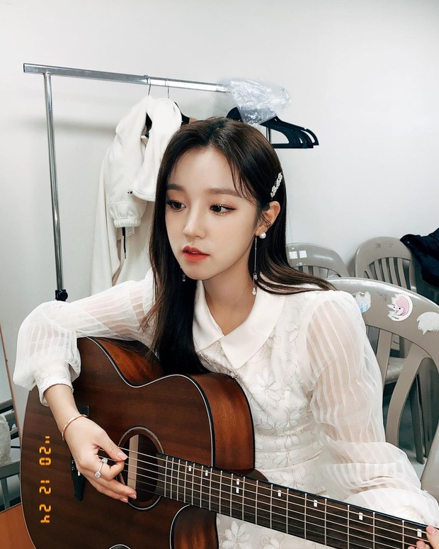 Idol K-Pop wanita yang bisa main gitar: Yuqi (G)I-DLE