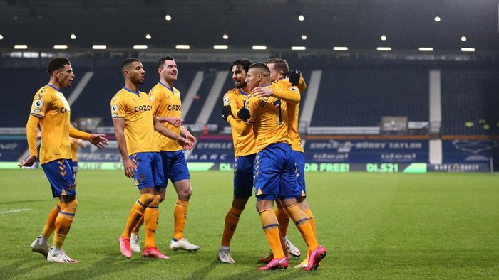 WEST BROMWICH, ENGLAND - MARCH 04: Richarlison of Everton celebrates with teammates Ben Godfrey, Michael Keane, Gylfi Sigurdsson and Andre Gomes after scoring his teams first goal during the Premier League match between West Bromwich Albion and Everton at The Hawthorns on March 04, 2021 in West Bromwich, England. Sporting stadiums around the UK remain under strict restrictions due to the Coronavirus Pandemic as Government social distancing laws prohibit fans inside venues resulting in games being played behind closed doors. (Photo by Alex Pantling/Getty Images)