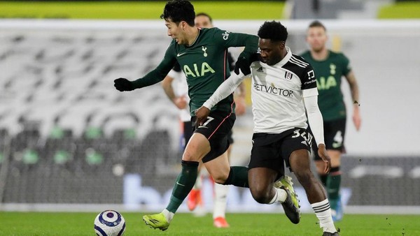 LONDON, ENGLAND - MARCH 04: Son Heung-Min of Tottenham Hotspur is challenged by Ola Aina of Fulham during the Premier League match between Fulham and Tottenham Hotspur at Craven Cottage on March 04, 2021 in London, England. Sporting stadiums around the UK remain under strict restrictions due to the Coronavirus Pandemic as Government social distancing laws prohibit fans inside venues resulting in games being played behind closed doors. (Photo by Kirsty Wigglesworth - Pool/Getty Images)