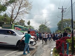 Massa Demokrat Sumut Datangi Lokasi KLB, Terjadi Aksi Saling Lempar Botol