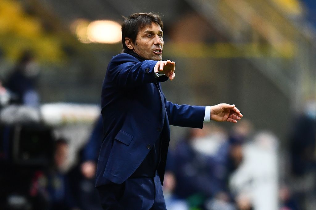 PARMA, ITALY - MARCH 04: Antonio Conte, head coach of Internazionale gives their team instructions during the Serie A match between Parma Calcio and FC Internazionale at Stadio Ennio Tardini on March 04, 2021 in Parma, Italy. Sporting stadiums around Italy remain under strict restrictions due to the Coronavirus Pandemic as Government social distancing laws prohibit fans inside venues resulting in games being played behind closed doors. (Photo by Alessandro Sabattini/Getty Images)