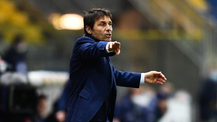 PARMA, ITALY - MARCH 04: Antonio Conte, head coach of Internazionale gives their team instructions during the Serie A match between Parma Calcio and FC Internazionale at Stadio Ennio Tardini on March 04, 2021 in Parma, Italy. Sporting stadiums around Italy remain under strict restrictions due to the Coronavirus Pandemic as Government social distancing laws prohibit fans inside venues resulting in games being played behind closed doors. (Photo by Alessandro Sabattini/Getty Images)