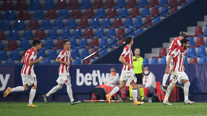 VALENCIA, SPAIN - MARCH 04: Raul Garcia of Athletic Club celebrates with teammate Iker Muniain after scoring his teams first goal during the Copa del Rey Semi Final Second Leg match between FC Levante and Athletic Club at Ciutat de Valencia on March 04, 2021 in Valencia, Spain. Sporting stadiums around Spain remain under strict restrictions due to the Coronavirus Pandemic as Government social distancing laws prohibit fans inside venues resulting in games being played behind closed doors. (Photo by David Ramos/Getty Images)