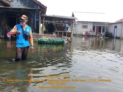 Desa Urip Jaya di Bekasi Sebulan Terendam Banjir, Warga Mulai Terkena Penyakit