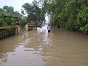 Kali Lamong Meluap Rendam 5 Desa di Gresik