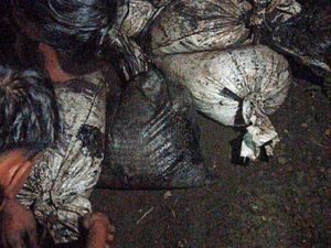 Kepergok! Belasan Karung Limbah Pabrik Bandung Dibuang di Cianjur