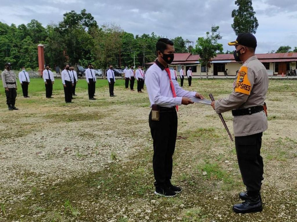 Ubah Balai Desa Jadi Perpustakaan, Polisi di Keerom Diberi Kapolri Piagam Ubah Balai Desa Jadi Perpustakaan, Polisi di Keerom Diberi Kapolri Piagam