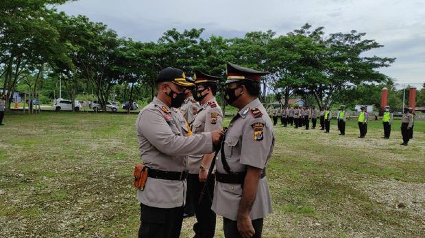 Bripka La Amin salah satu anggota Polres Keerom diberi penghargaan dari Kapolri Jenderal Listyo Sigit Prabowo (Dok Polda Papua)