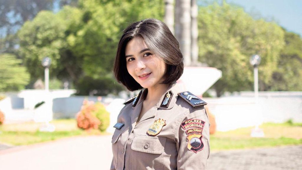 9 Pesona Briptu Sevin, Polwan Cantik Viral karena Ngaku Anak Petani 9 Pesona Briptu Sevin, Polwan Cantik Viral karena Ngaku Anak Petani