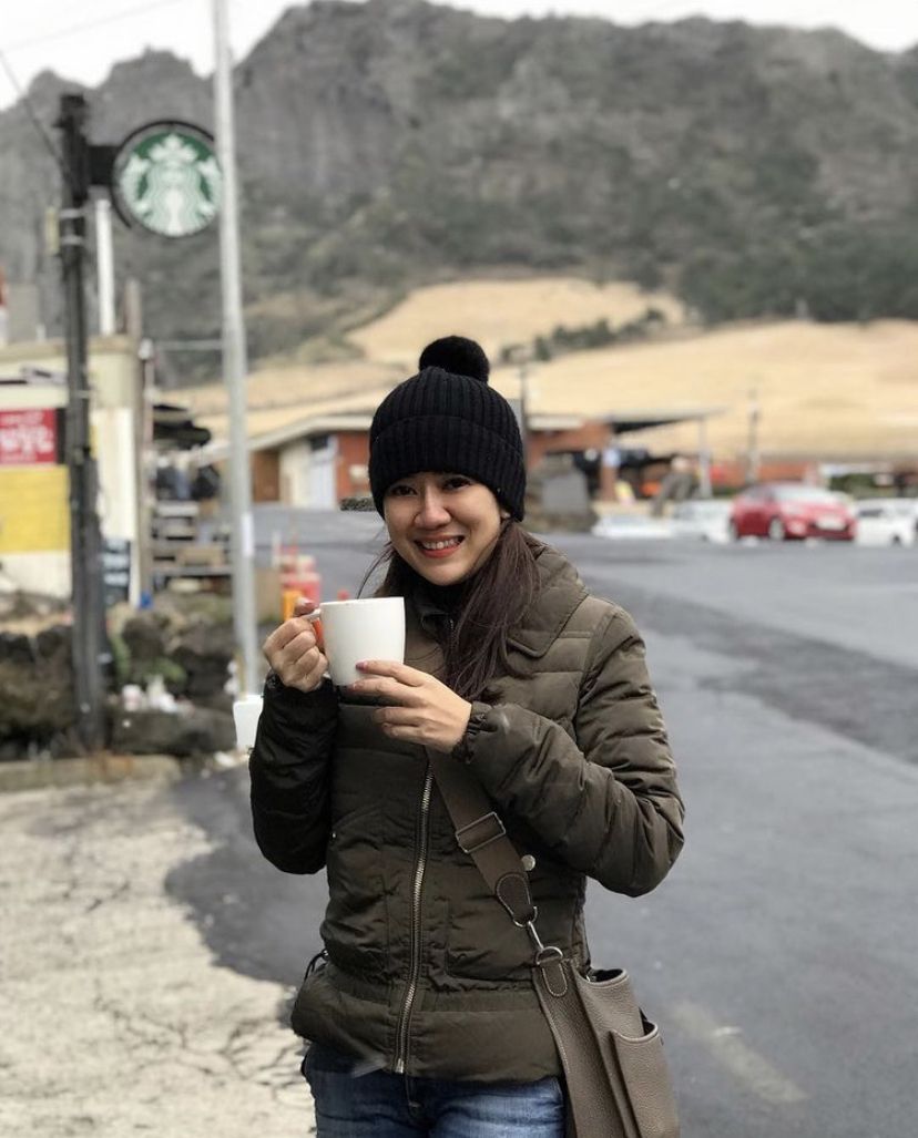 Cantik dan Seksi! Pose Tante Ernie Saat Ngemil dan Nikmati Floating Breakfast