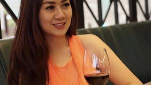 Cantik Seksi Pose Tante Ernie saat Ngemil