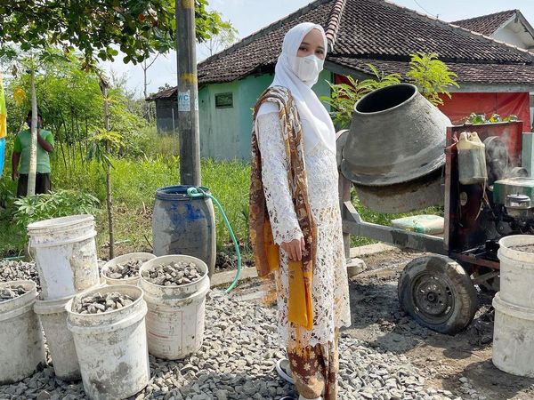 7 Gaya Chacha Frederica Bertugas Jadi Istri Bupati Kendal, Cantik Berkebaya