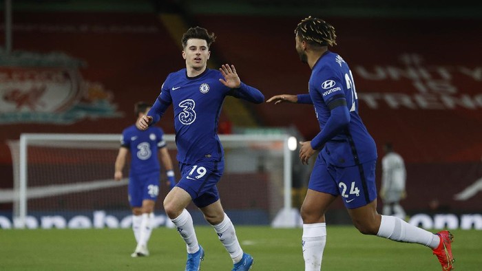 LIVERPOOL, ENGLAND - MARCH 04: Mason Mount of Chelsea celebrates with teammate Reece James after scoring his teams first goal during the Premier League match between Liverpool and Chelsea at Anfield on March 04, 2021 in Liverpool, England. Sporting stadiums around the UK remain under strict restrictions due to the Coronavirus Pandemic as Government social distancing laws prohibit fans inside venues resulting in games being played behind closed doors. (Photo by Phil Noble - Pool/Getty Images)