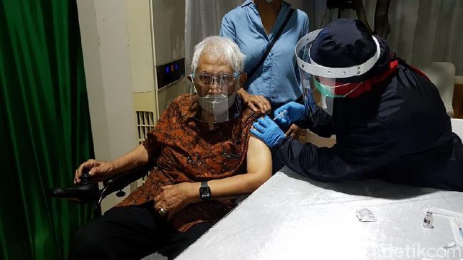 Salut! Vaksin Corona di Usia 98, Eks Mentamben Subroto Ceritakan Rasanya Salut! Vaksin Corona di Usia 98, Eks Mentamben Subroto Ceritakan Rasanya