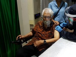 Sosok-sosok Lansia RI yang Suntik Vaksin COVID-19 di Atas Umur 90 Tahun