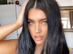 Pakai Dress Belahan Dada Rendah, Ratu Kecantikan Ini Di-bully