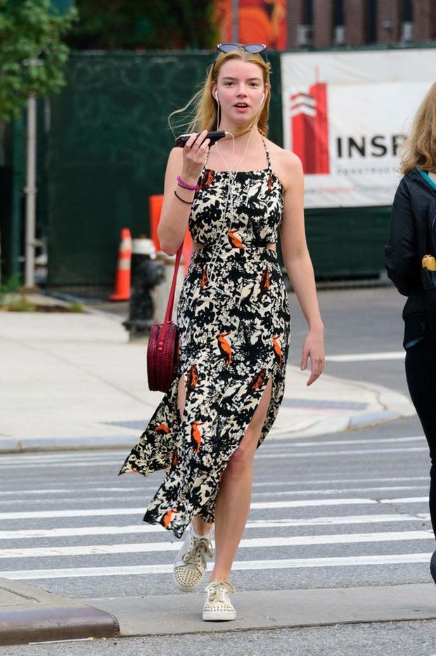Anya yang mengenakan summer dress dengan studded sneakers.