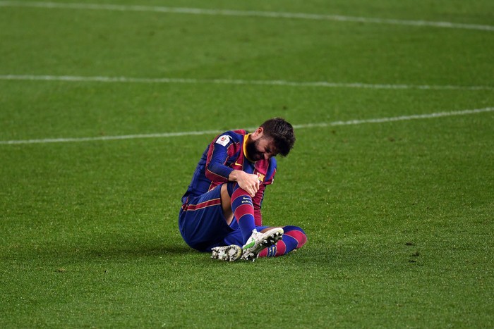 BARCELONA, SPAIN - MARCH 03: Gerard Pique of FC Barcelona goes down injured during the Copa del Rey Semi Final Second Leg match between FC Barcelona and Sevilla at Camp Nou on March 03, 2021 in Barcelona, Spain. Sporting stadiums around Spain remain under strict restrictions due to the Coronavirus Pandemic as Government social distancing laws prohibit fans inside venues resulting in games being played behind closed doors. (Photo by David Ramos/Getty Images)