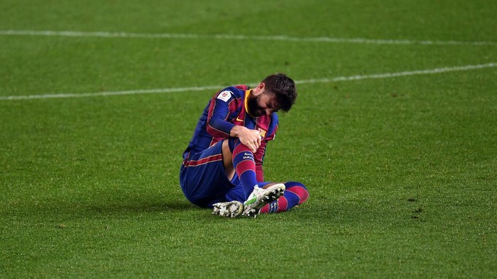 BARCELONA, SPAIN - MARCH 03: Gerard Pique of FC Barcelona goes down injured during the Copa del Rey Semi Final Second Leg match between FC Barcelona and Sevilla at Camp Nou on March 03, 2021 in Barcelona, Spain. Sporting stadiums around Spain remain under strict restrictions due to the Coronavirus Pandemic as Government social distancing laws prohibit fans inside venues resulting in games being played behind closed doors. (Photo by David Ramos/Getty Images)