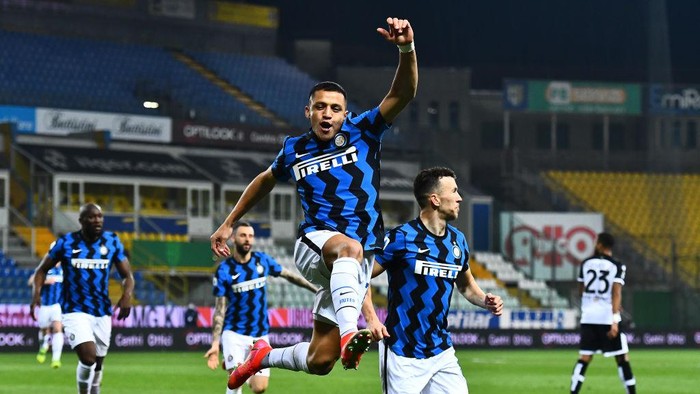 PARMA, ITALY - MARCH 04: Alexis Sanchez of FC Internazionale celebrates after scoring his teams first goal during the Serie A match between Parma Calcio and FC Internazionale at Stadio Ennio Tardini on March 04, 2021 in Parma, Italy. Sporting stadiums around Italy remain under strict restrictions due to the Coronavirus Pandemic as Government social distancing laws prohibit fans inside venues resulting in games being played behind closed doors. (Photo by Alessandro Sabattini/Getty Images)