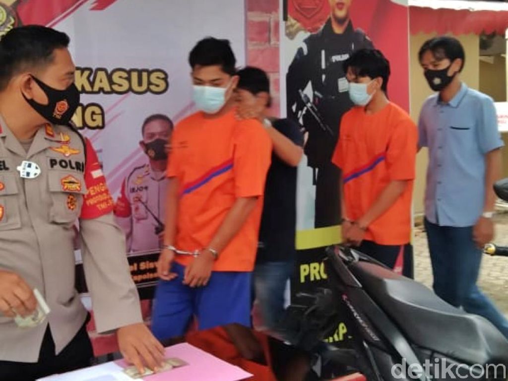 Polisi Bekuk 2 Begal di Palembang Polisi Bekuk 2 Begal di Palembang