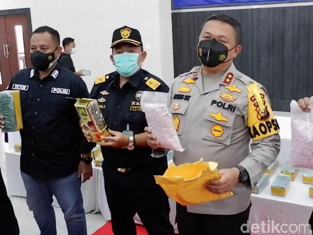 Polda Riau Bongkar Sindikat Narkoba, 40 Kg Sabu-50 Butir Ekstasi Disita Polda Riau Bongkar Sindikat Narkoba, 40 Kg Sabu-50 Butir Ekstasi Disita