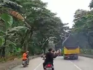 Detik-detik Pemotor Celaka Gegara Bikin Konten Truk Oleng Terekam Kamera! Detik-detik Pemotor Celaka Gegara Bikin Konten Truk Oleng Terekam Kamera!
