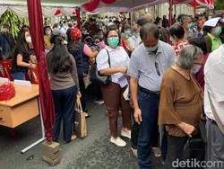 Vaksinasi untuk Lansia di Manado, Warga Berkerumun Tanpa Jarak