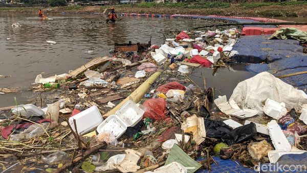 Banjir Kanal Barat Kini Penuh Sampah