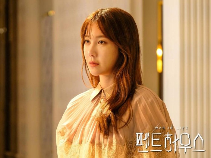 Penampilan gres Lee Ji Ah di drama Korea The Penthouse 2 bikin penonton pangling. Artis Korea ini dibanjiri kebanggaan lantaran terlihat bagus infinit muda di usia 43 tahun.