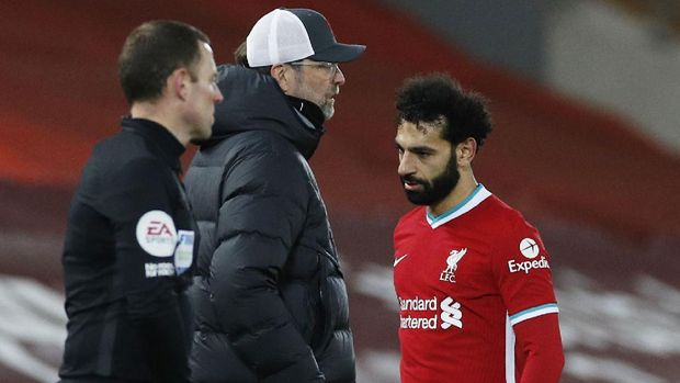 Soccer Football - Premier League - Liverpool v Chelsea - Anfield, Liverpool, Britain - March 4, 2021 Liverpool's Mohamed Salah walks past manager Juergen Klopp after being substituted off Pool via REUTERS/Phil Noble EDITORIAL USE ONLY. No use with unauthorized audio, video, data, fixture lists, club/league logos or 'live' services. Online in-match use limited to 75 images, no video emulation. No use in betting, games or single club /league/player publications.  Please contact your account representative for further details.