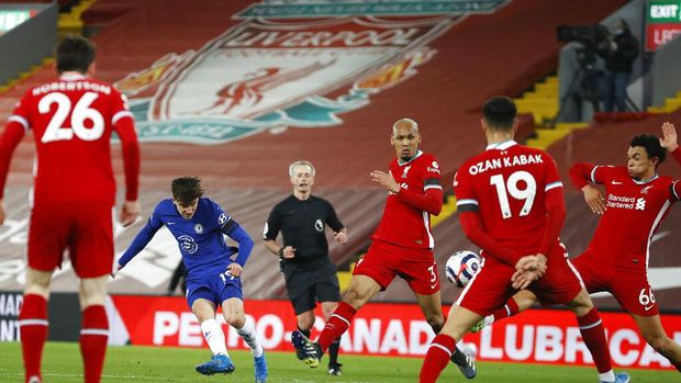 Chelsea's Mason Mount, second from left, scores his side's opening goal during the English Premier League soccer match between Liverpool and Chelsea at Anfield stadium in Liverpool, England, Thursday, March 4, 2021. (Phil Noble, Pool via AP)