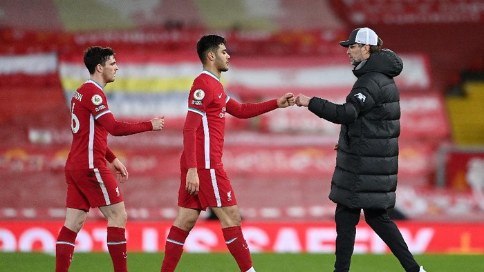 LIVERPOOL, ENGLAND - MARCH 04: Jurgen Klopp, Manager of Liverpool interacts with Ozan Kabak and Andy Robertson (L) of Liverpool following the Premier League match between Liverpool and Chelsea at Anfield on March 04, 2021 in Liverpool, England. Sporting stadiums around the UK remain under strict restrictions due to the Coronavirus Pandemic as Government social distancing laws prohibit fans inside venues resulting in games being played behind closed doors. (Photo by Laurence Griffiths/Getty Images)