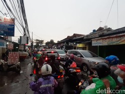 Sore Hari, Jl Moh Kahfi I Jagakarsa Macet 300 Meter Gegara Putaran Balik