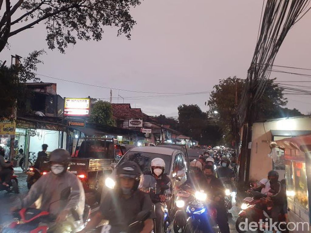 Dishub Minta Bina Marga Tutup Selokan Jl Moh Kahfi I: Ganggu Pengendara Dishub Minta Bina Marga Tutup Selokan Jl Moh Kahfi I: Ganggu Pengendara
