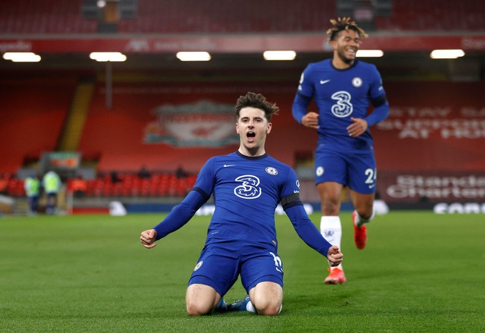 Mason Mount LIVERPOOL, ENGLAND - MARCH 04: Mason Mount of Chelsea celebrates after scoring his team's first goal during the Premier League match between Liverpool and Chelsea at Anfield on March 04, 2021 in Liverpool, England. Sporting stadiums around the UK remain under strict restrictions due to the Coronavirus Pandemic as Government social distancing laws prohibit fans inside venues resulting in games being played behind closed doors. (Photo by Phil Noble - Pool/Getty Images)