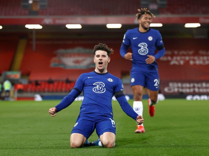 LIVERPOOL, ENGLAND - MARCH 04: Mason Mount of Chelsea celebrates after scoring his team's first goal during the Premier League match between Liverpool and Chelsea at Anfield on March 04, 2021 in Liverpool, England. Sporting stadiums around the UK remain under strict restrictions due to the Coronavirus Pandemic as Government social distancing laws prohibit fans inside venues resulting in games being played behind closed doors. (Photo by Phil Noble - Pool/Getty Images)