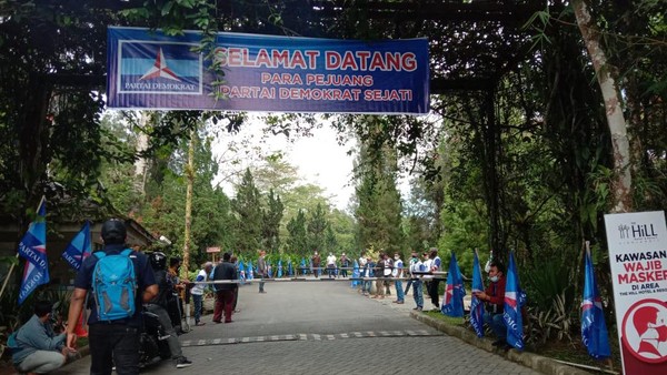 Massa mulai berdatangan ke arena KLB Partai Demokrat (Ahmad Arfah-detikcom) Massa mulai berdatangan ke arena KLB Partai Demokrat (Ahmad Arfah-detikcom)