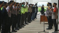 Petugas Kepolisian pun telah hadir untuk menjaga area Stadion Madya.