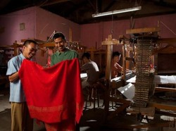 Mitra Binaan Pertamina Berdayakan Anak Putus Sekolah Lewat Kain Sutera