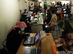 Baru Pasar Baltos yang Terapkan Aplikasi PeduliLindungi di Bandung