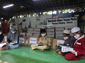 Peduli Sesama dengan Donasi Ratusan Buku ke Sekolah Alam
