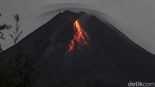 Penampakan Lava Pijar yang Dimuntahkan Merapi