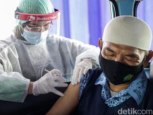 Giliran Pengemudi Taksi Divaksinasi COVID-19