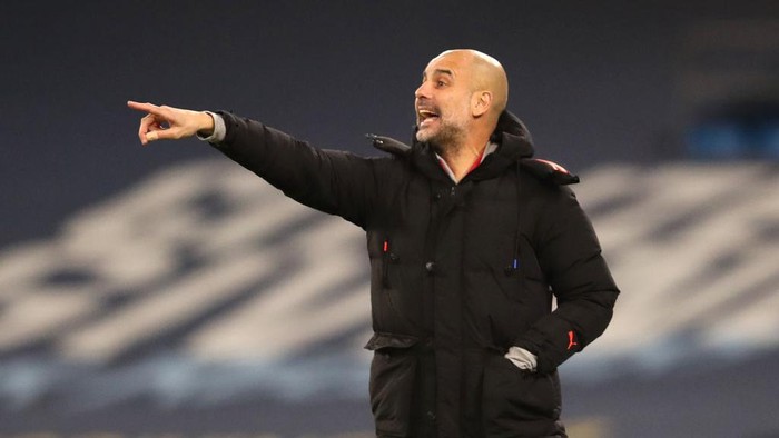 MANCHESTER, ENGLAND - JANUARY 17: Pep Guardiola, Manager of Manchester City gives their team instructions during the Premier League match between Manchester City and Crystal Palace at Etihad Stadium on January 17, 2021 in Manchester, England. Sporting stadiums around England remain under strict restrictions due to the Coronavirus Pandemic as Government social distancing laws prohibit fans inside venues resulting in games being played behind closed doors. (Photo by Clive Brunskill/Getty Images)