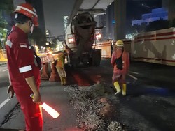 Kerusakan Jl HR Rasuna Said Jaksel Mulai Ditambal