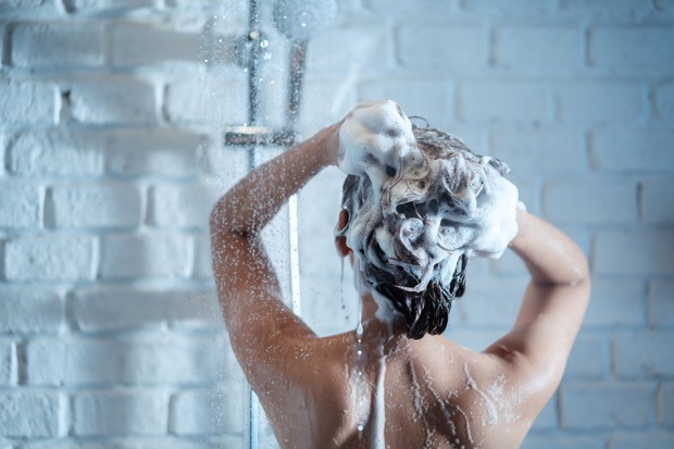 Jangan terlalu sering keramas agar rambut tidak kering