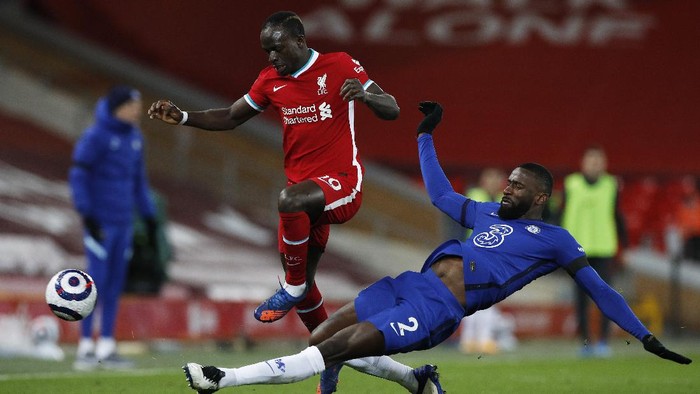 LIVERPOOL, ENGLAND - MARCH 04: Sadio Mane of Liverpool is challenged by Antonio Ruediger of Chelsea during the Premier League match between Liverpool and Chelsea at Anfield on March 04, 2021 in Liverpool, England. Sporting stadiums around the UK remain under strict restrictions due to the Coronavirus Pandemic as Government social distancing laws prohibit fans inside venues resulting in games being played behind closed doors. (Photo by Phil Noble - Pool/Getty Images)