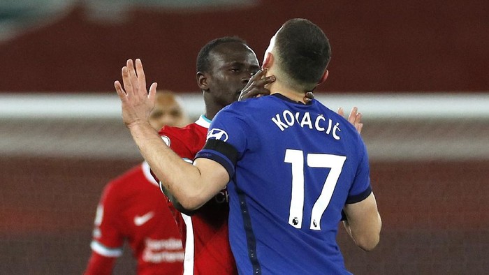 LIVERPOOL, ENGLAND - MARCH 04: Sadio Mane of Liverpool confronts Mateo Kovacic of Chelsea during the Premier League match between Liverpool and Chelsea at Anfield on March 04, 2021 in Liverpool, England. Sporting stadiums around the UK remain under strict restrictions due to the Coronavirus Pandemic as Government social distancing laws prohibit fans inside venues resulting in games being played behind closed doors. (Photo by Phil Noble - Pool/Getty Images)