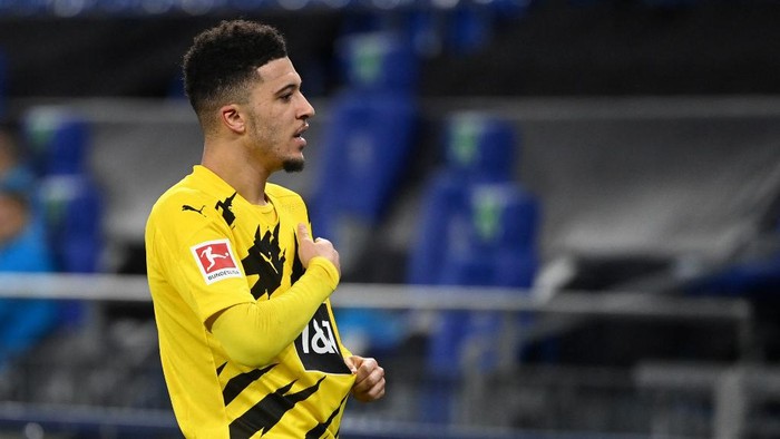 Dortmunds English midfielder Jadon Sancho celebrates scoring the opening goal during the German first division Bundesliga football match FC Schalke 04 vs Borussia Dortmund in Gelsenkirchen, western Germany, on February 20, 2021. (Photo by Ina Fassbender / various sources / AFP) / RESTRICTIONS: DFL REGULATIONS PROHIBIT ANY USE OF PHOTOGRAPHS AS IMAGE SEQUENCES AND/OR QUASI-VIDEO